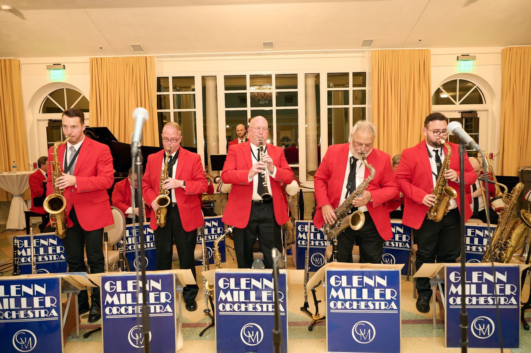 Koncertuoja Glenn Miller orkestro nariai